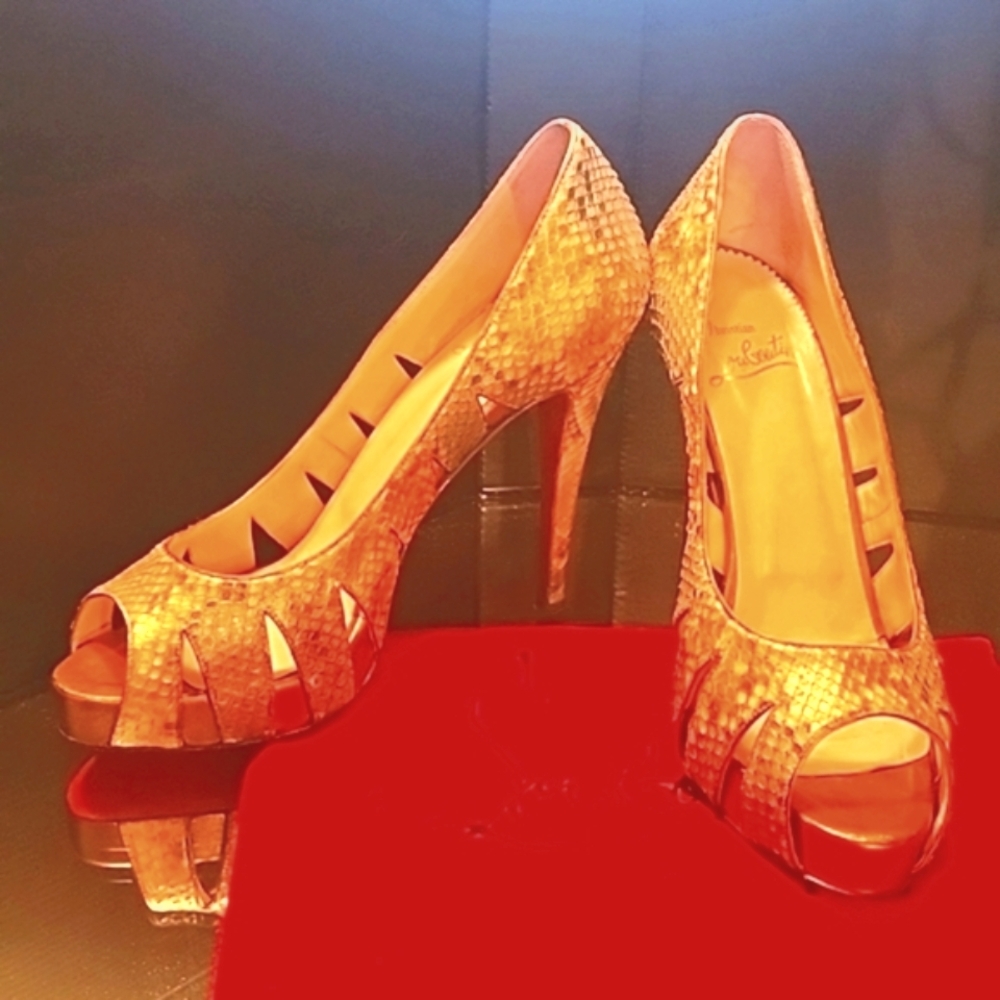 Christan Louboutin, snakeskin heels peep toe 39